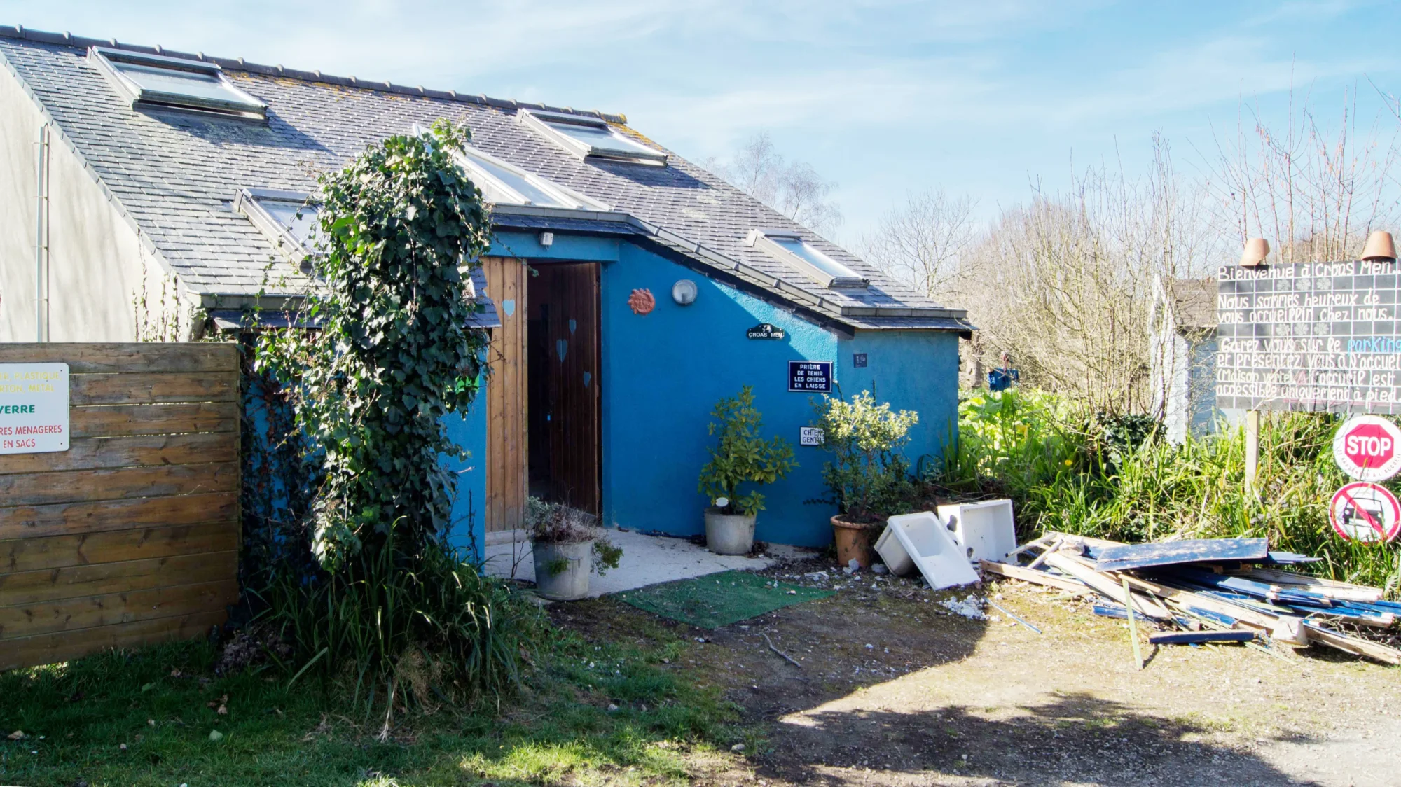 Bloc sanitaire de camping nu avant décoration murale, Croas Men, Bretagne.